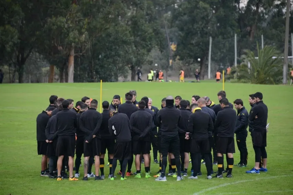El plantel de Peñarol, invicto en el Clausura, se unió en el reclamo por sus salarios