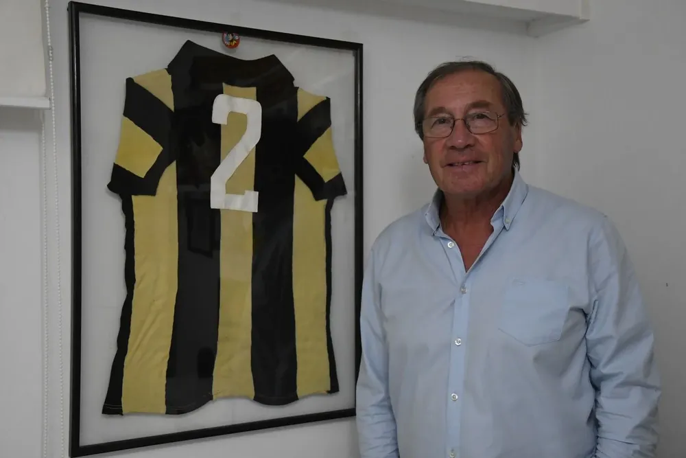 Sandoval guarda en su casa la camiseta que lució con Peñarol