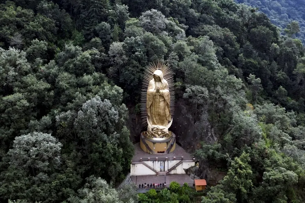 Miles de personas marchan todos los años hacia Ciudad de México para las festividades de la virgen.
