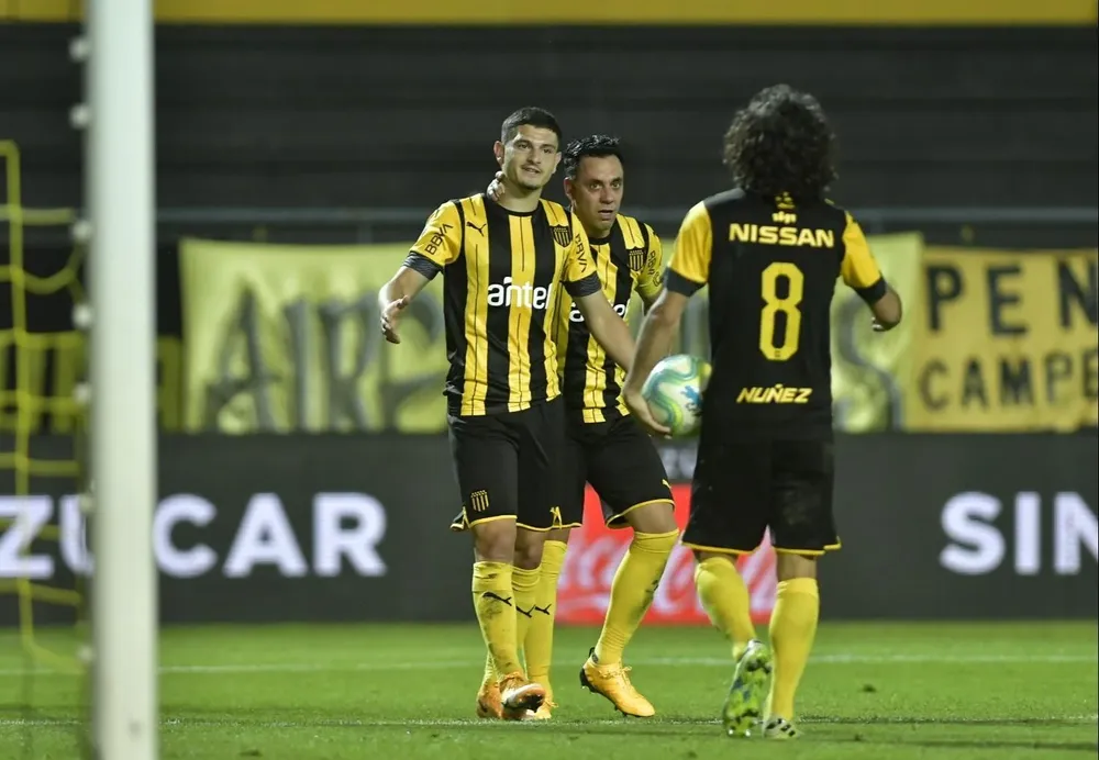 Álvarez Martínez y Estoyanoff con el hombre gol: Britos