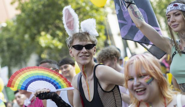 El desfile del orgullo en Barcelona convoca a miles de personas y tiñe de arcoíris las calles