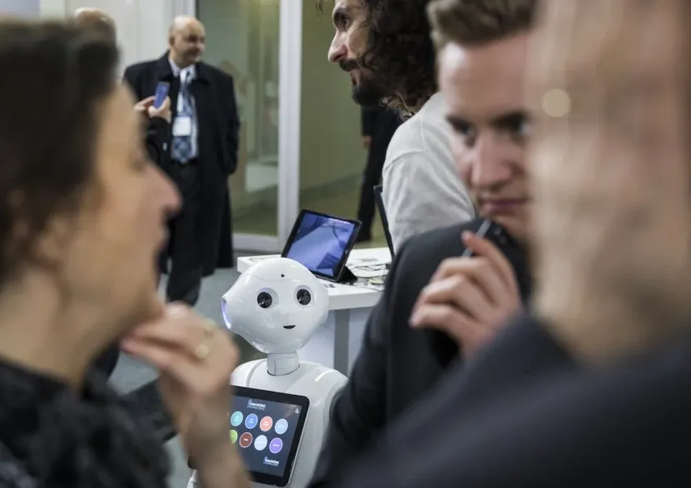 Un robot sirve sushi en el stand de Hitachi de la firma japonesa de tecnología, en Alemania