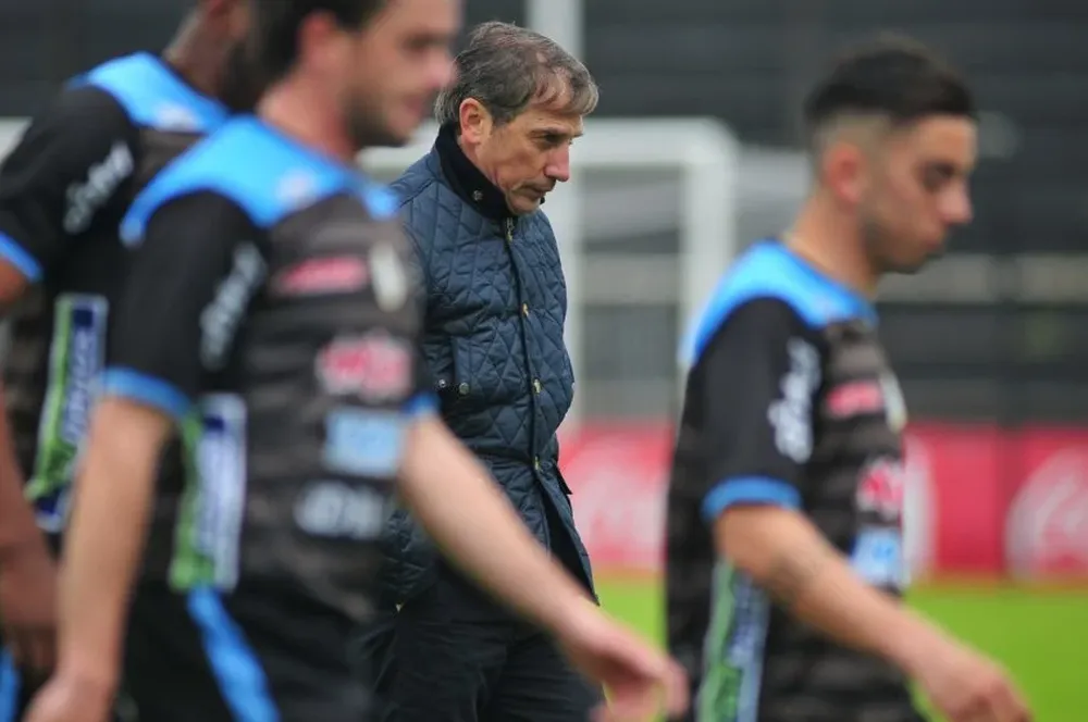 Eduardo Acevedo y los jugadores de Cerro