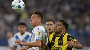 Brian Romero de Vélez Sarsfield ante Maximiliano Olivera de Peñarol por Copa Libertadores