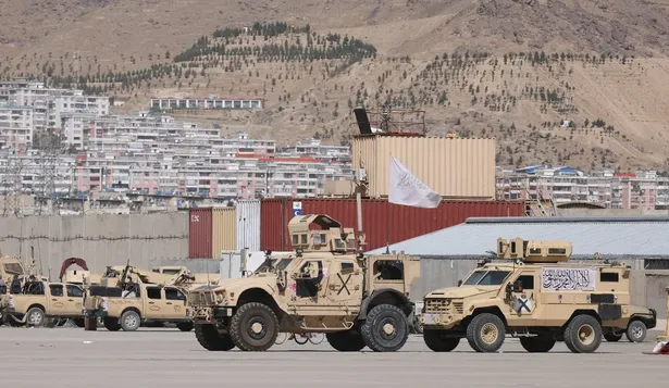 20210914 Vehículos blindados con la bandera de los talibanes se ven en un campamento del ejército estadounidense en el aeropuerto de Kabul, el 14 de setiembre de 2021
