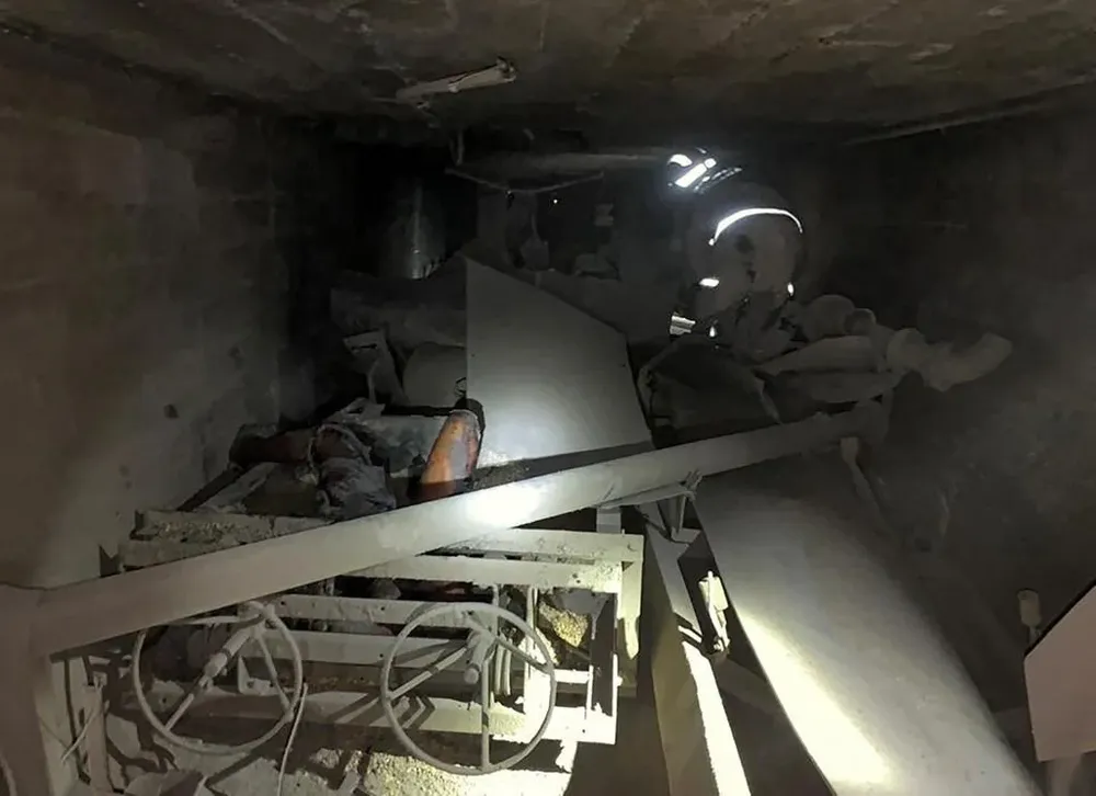 Como producto de las explosiones, el techo de uno de los silos quedó parcialmente destruido.