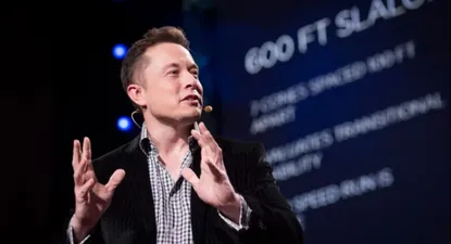 Elon Musk, dueño de X, antes Twitter, fue objeto de críticas por recomendar a sus 160 millones de seguidores dos sitios que divulgaban noticias falsas sobre la guerra