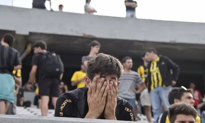 Un hincha de Peñarol no lo puede creer; lo que era una fiesta terminó de la peor manera.