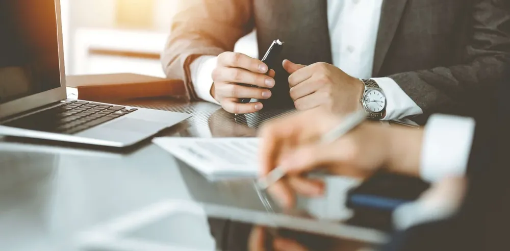 si al 31 de diciembre de 2021 las entidades comprendidas en el IRAE mantuvieran ciertas categorías de pasivos con personas físicas o jurídicas del exterior que no actúan en el país a través de un establecimiento permanente, estas deberán practicar la retención del Impuesto al Patrimonio sobre dichos saldos.