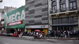La larga cola de Motociclo por liquidación de mercadería con descuentos