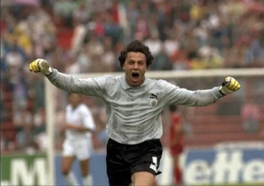 El festejo desenfrenado de Fernando Álvez luego del gol en la hora de Daniel Fonseca sobre Corea del Sur en el Mundial de Italia 90, que le daba el pasaje a la celeste a la siguiente fase