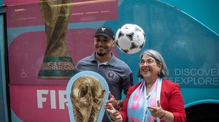 La alcaldesa Daniella Levine Cava y el mediocampista del Inter Miami, Gregore, posan frente al logotipo de la Copa Mundial de la FIFA 2026, en 2023.