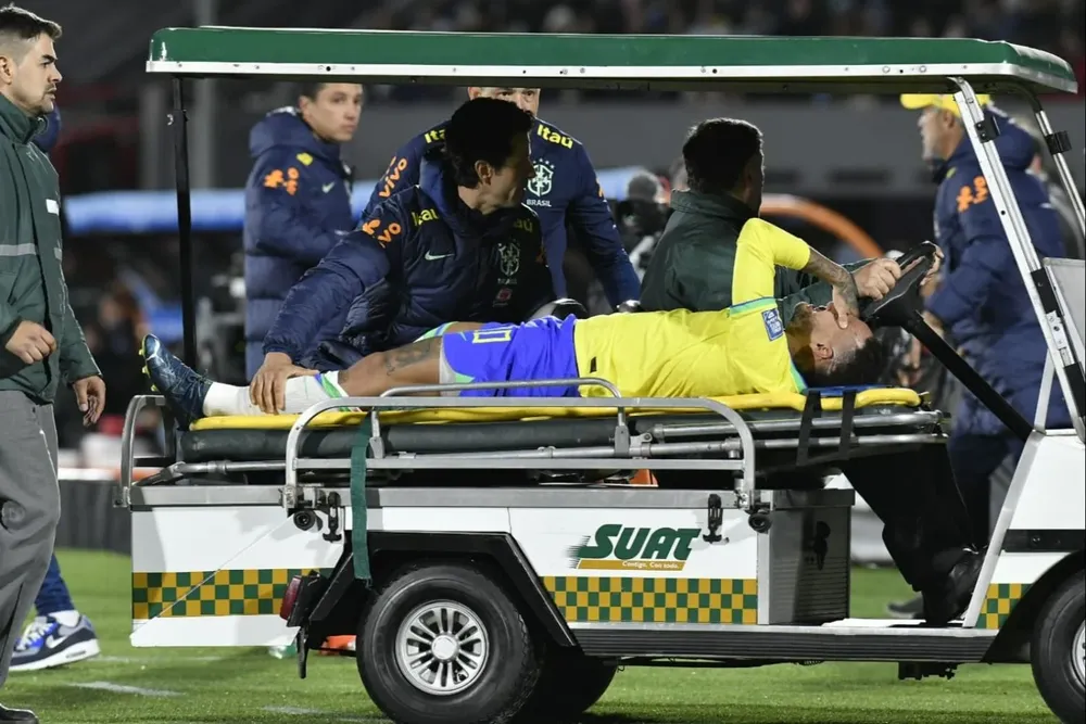 Neymar se retira en camilla