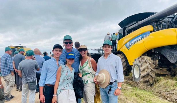 Guillermo OBrien con su señora y tres de sus hijos.