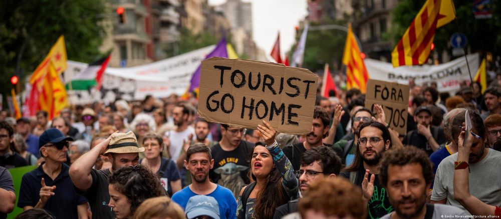 Las manifestaciones en Barcelona mostraron la enorme irritación de la población local, que parajójicamente vive en gran medida de ese influjo descomunal de 16 millones de personas que en un año llegan a la ciudad.y la transfiguran. Muchas otras grandes ciudades tomaron medidas pero ninguna llegó tan lejos como para prohibir el alquiler de pisos turísticos. Tambi+en es cierto que ninguna atravesaba una crisis de vivienda como la que vive España y en especial, Barcelona, sin acceso a la vivienda propia por los costos crecientes de endudamiento de los últimos años y con trabas crecientes para un alquiler cada vez menos accesible.&nbsp;