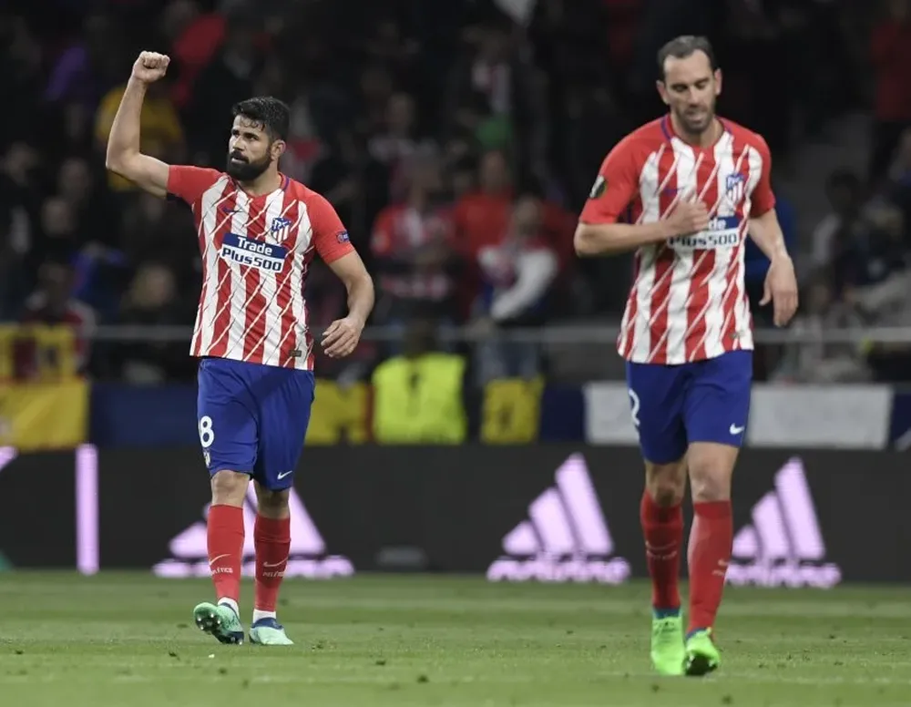 Diego Costa festeja su gol; al lado Diego Godín