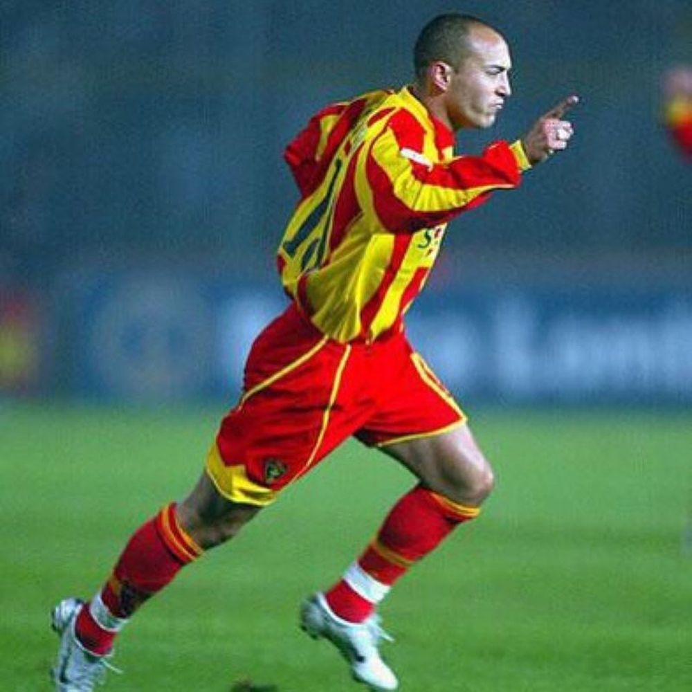 Javier Chevantón celebrando un gol para Lecce de Italia