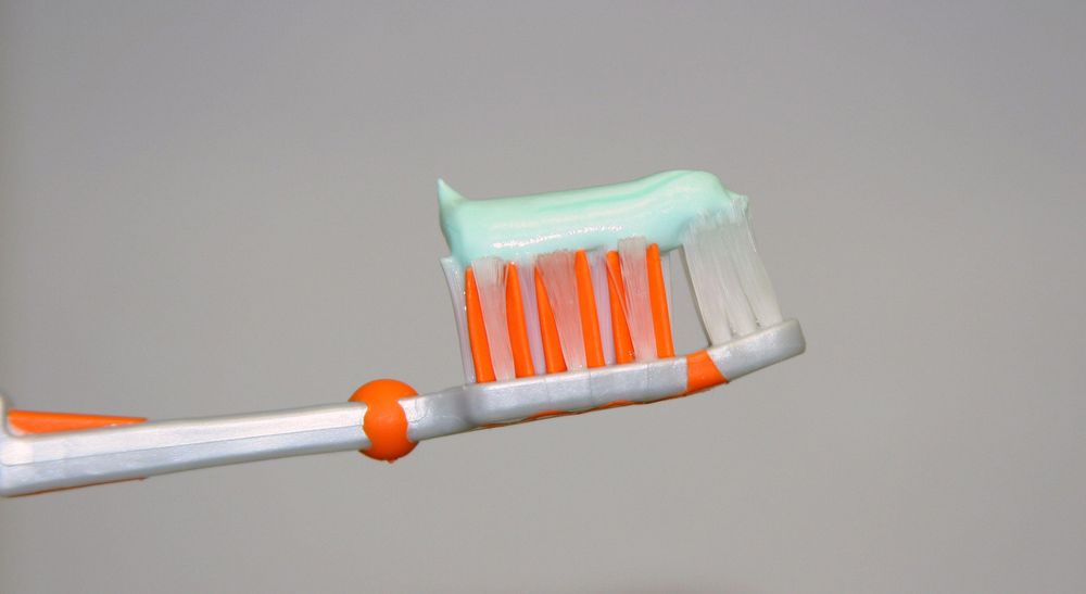 Efectos adversos de la pasta de dientes prohibida en Argentina y Brasil