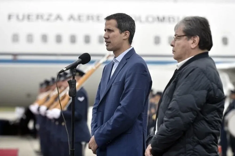 El líder opositor Juan Guaidó junto al canciller Carlos Holmes Trujillo en su llegada a Bogotá, Colombia, este domingo.