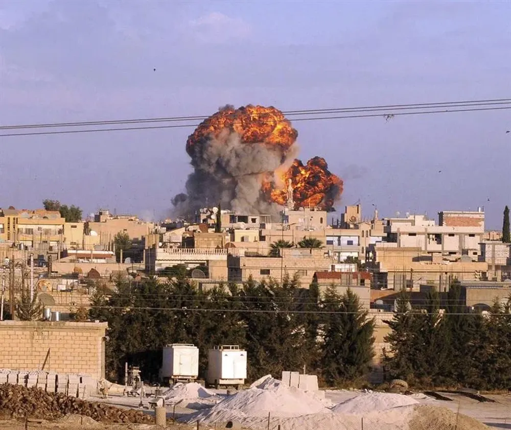 Siria- Una columna de humo se eleva sobre las viviendas tras bombardeo sirio cerca la ciudad fronteriza de Ceylanpinar