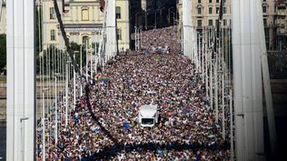Los organizadores calculan que unas 200.000 personas asistieron a la Marcha del Orgullo en Budapest.