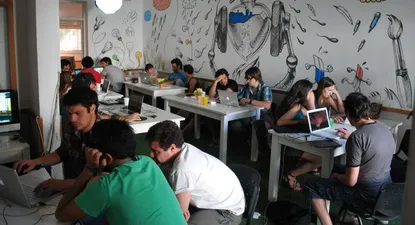 Estudiantes en la escuela de creatividad Brother