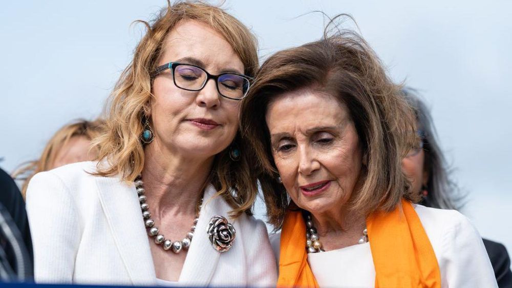 Las demócratas Gabrielle Giffords y Nancy Pelosi fueron ambas víctimas de la violencia política que sacude a EE.UU.