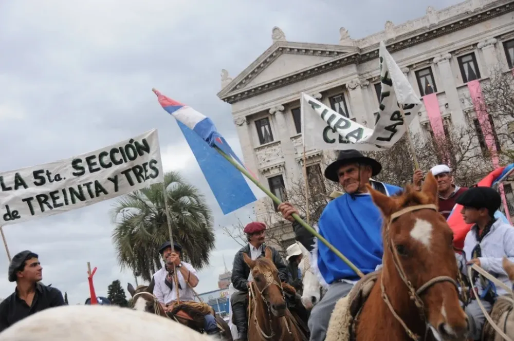 Los productores se han manifestado ante el parlamento en contra de la megaminería