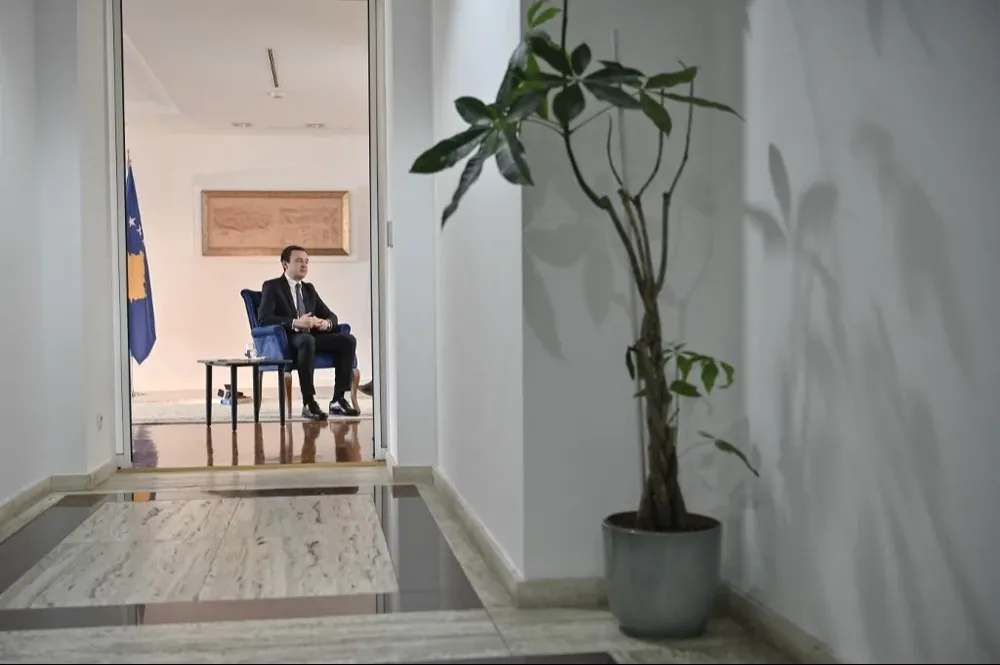 Albin Kurti señaló que la medida trataba de “combatir la financiación ilícita y el blanqueo, cosas que ocurrían antes”.