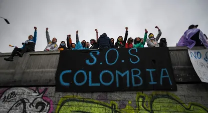 Personas protestan contra el gobierno del presidente Iván Duque en Bogotá, el 5 de mayo de 2021
