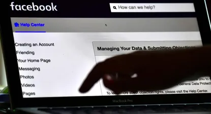 Facebook intenta recobrar la confianza del público tras el escándalo por el traspaso de datos de millones de usuarios a otras empresas.