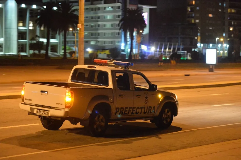 Camioneta de Prefectura en la Rambla de Montevideo