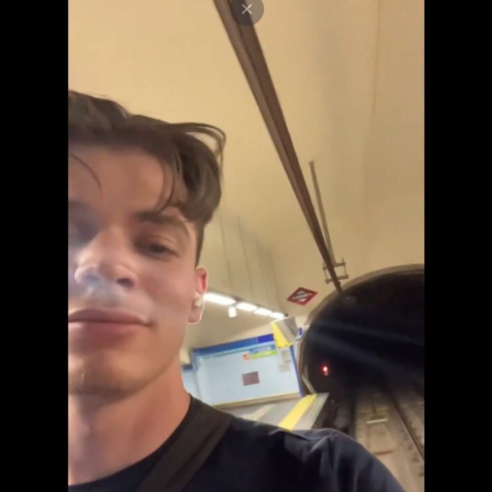 Un joven francés se graba en el metro de Madrid