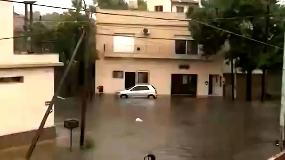 El cuerpo de un hombre apareció flotando en una calle innudada de Lanús