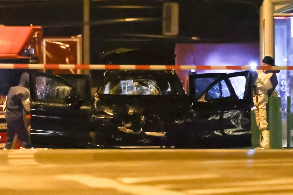 El BMW negro en el que el atacante atropelló a la multitud en Magdeburgo.