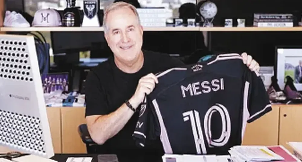 Jorge Mas en su despacho en Coral Gables, con la camiseta de Inter Miami de Lionel Messi.