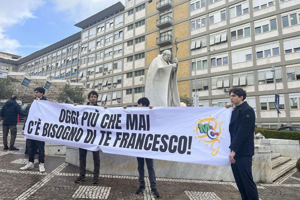 Jóvenes frente al hospital Gemelli de Roma donde está internado el Papa Francisco. EFE