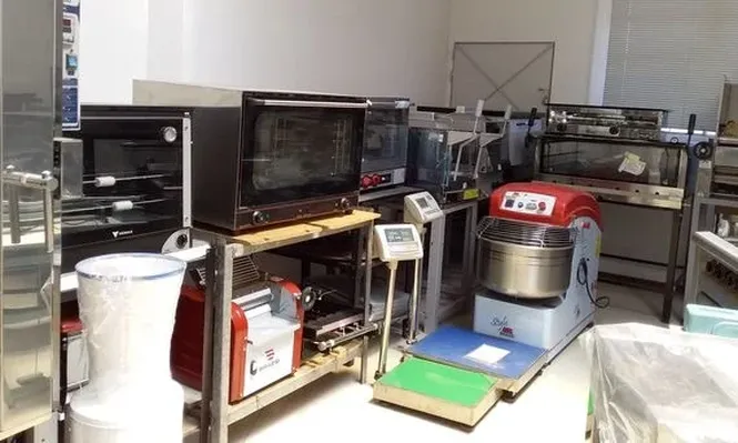 Maquinaria comercial, mobiliario de restaurante e inmuebles van a remate