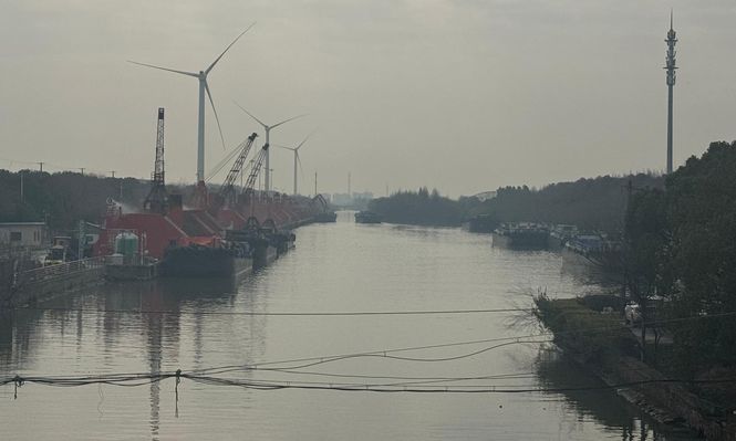 La basura de Shanghái es depositada en contenedores y trasladada en barcazas a la planta en Laogang