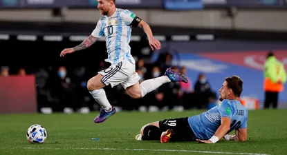 Sebastián Coates se tira a los pies de Lionel Messi