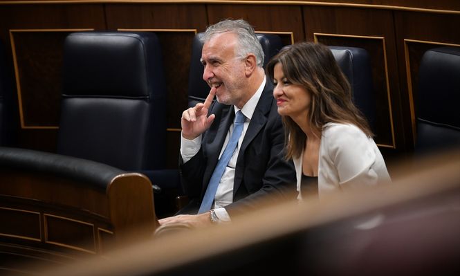La ministra de Juventud e Infancia, Sira Rego y el ministro de Política Territorial, Ángel Víctor Torres, en la sesión del Congreso que aprobó el reparto de menores migrantes no acompañados. EUROPA PRESS