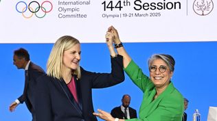 Kirsty Coventry tras ser electa es felicitada por Nicole Hoevertsz