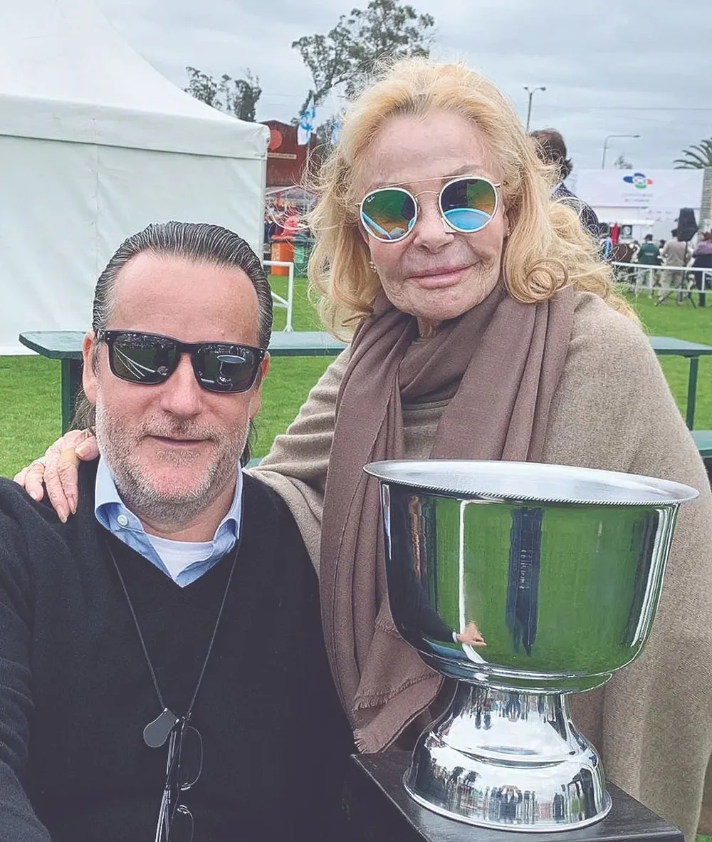Laetitia d’Arenberg con su hijo Guntram y uno de los trofeos ganados en la Expo Prado 2019 por la genética de Estancia Las Rosas.