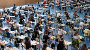 Más de 270.000 estudiantes rinden la PAU en España.