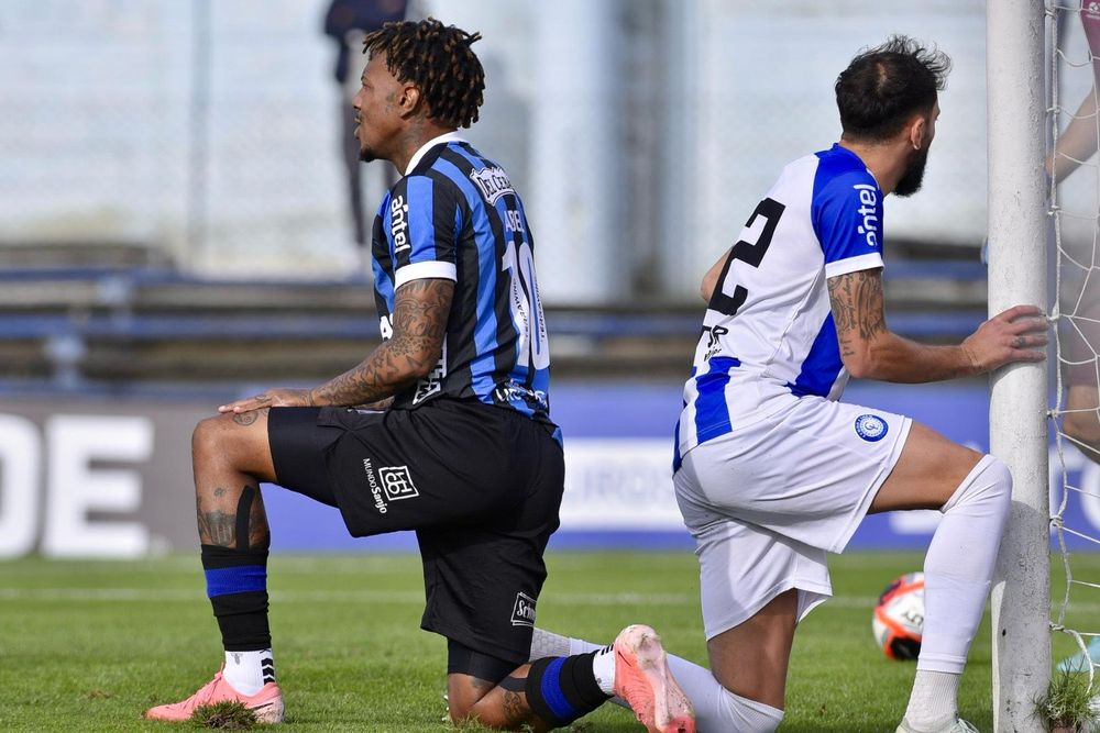 Abel Hernández de Liverpool ante Facundo Parada de Cerro Largo por el Torneo Apertura