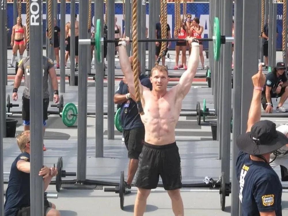 Steve Sudell practicó fútbol americano en la universidad, lo que le dejó dolor crónico de cuello