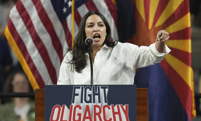 Alexandria Ocasio-Cortez habla en la gira “Combatir la oligarquía”.