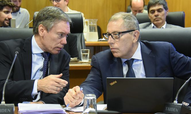 El subsecretario Martín Vallcorba y el ministro de Economía, Gabriel Oddone en el Parlamento. Archivo