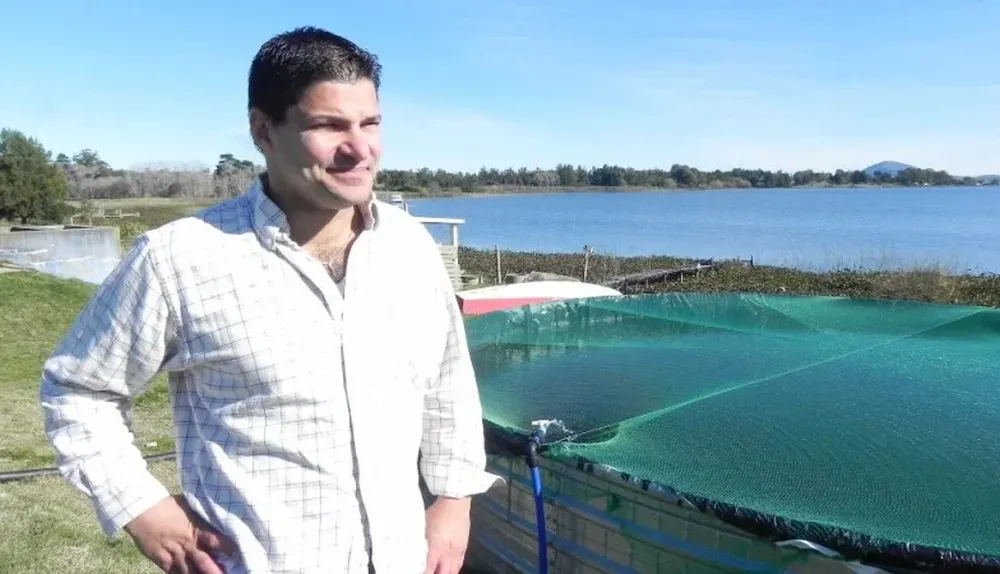 Pablo Lema en su emprendimiento acuícola