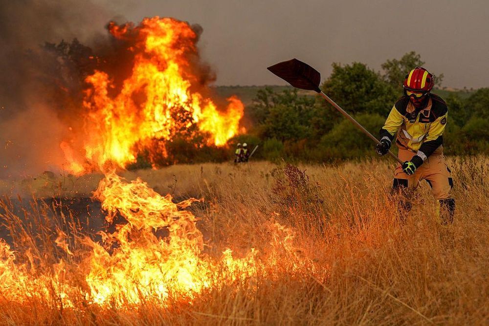 Los combatientes de incendios luchaban en España por extinguir varios incendios forestales en el centro del país.
